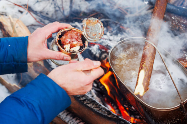 雪中キャンプでは必須！体を芯から温めてくれるアウトドア料理を作ろう