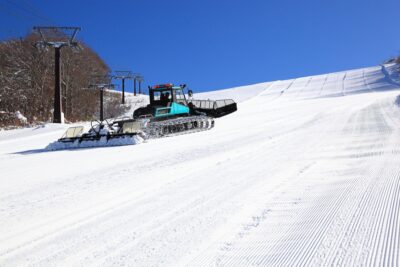 ゲレンデ整備は雪上車輌におまかせ？！縁の下の力持ち！スキー場のコース整備は職人技？！