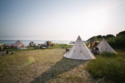 夏休みのレジャーはここで決まり！海水浴や磯遊びができる海辺のキャンプ場〜関東編