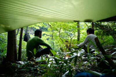 アウトドアの虫対策は「着る」だけ！1つは持っておきたい防虫機能ウェアの種類と特徴