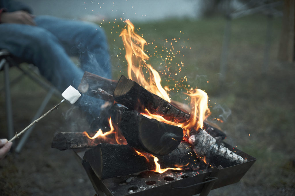 焚き火で薪の種類によって違う燃え方