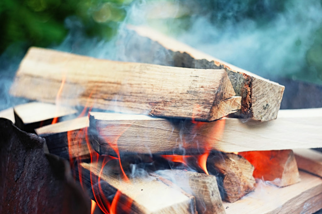 焚き火で薪の種類によって違う燃え方