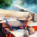 【焚き火のギモン】薪の種類によって燃え方はどう違う？どう使い分ける？