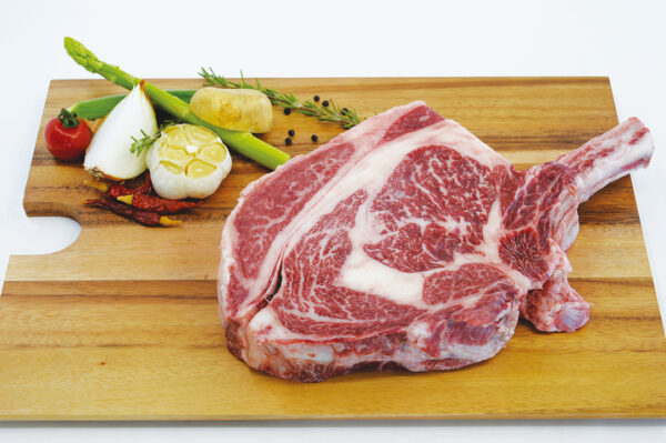 BBQのベストシーズンにインスタ映えするお肉を！　赤城牛骨付き塊肉『トマホークステーキ』『Ｌボーンステーキ』を発売