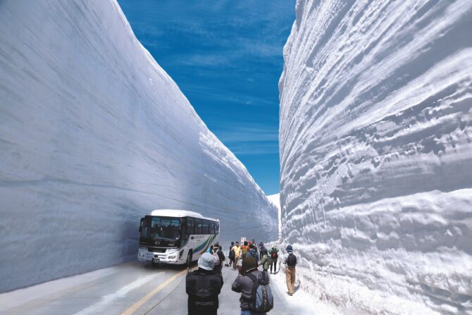 立山黒部アルペンルート、白力の雪壁“雪の大谷”を抜けて全線開通！ 雪と星が奏でる、春の立山絶景ハーモニーへ