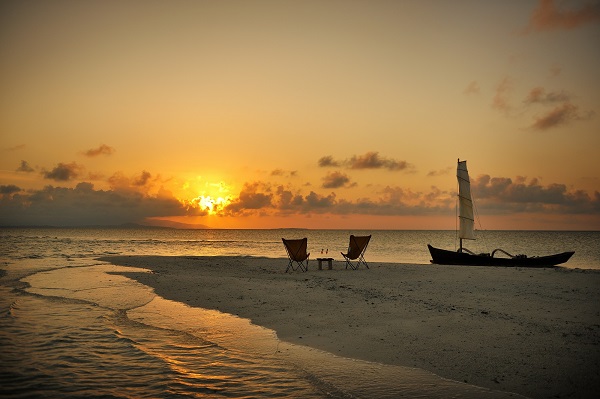 星のや竹富島（沖縄県・竹富島） 干潮時にだけ現れる小さな島で夕日を眺める 「サンゴ砂の島 夕日ツアー」開催