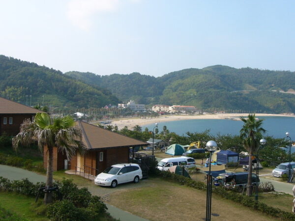 周防大島から南側に抜けた南国リゾート「山口県立片添ヶ浜海浜公園オートキャンプ場」