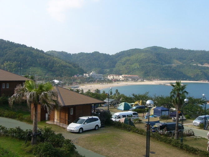 周防大島から南側に抜けた南国リゾート「山口県立片添ヶ浜海浜公園オートキャンプ場」