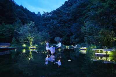 星のや軽井沢 森の営みを体感するケラ池の水上のパノラマ席「水鏡テラス」登場