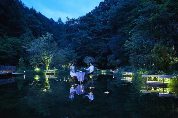 星のや軽井沢 森の営みを体感するケラ池の水上のパノラマ席「水鏡テラス」登場