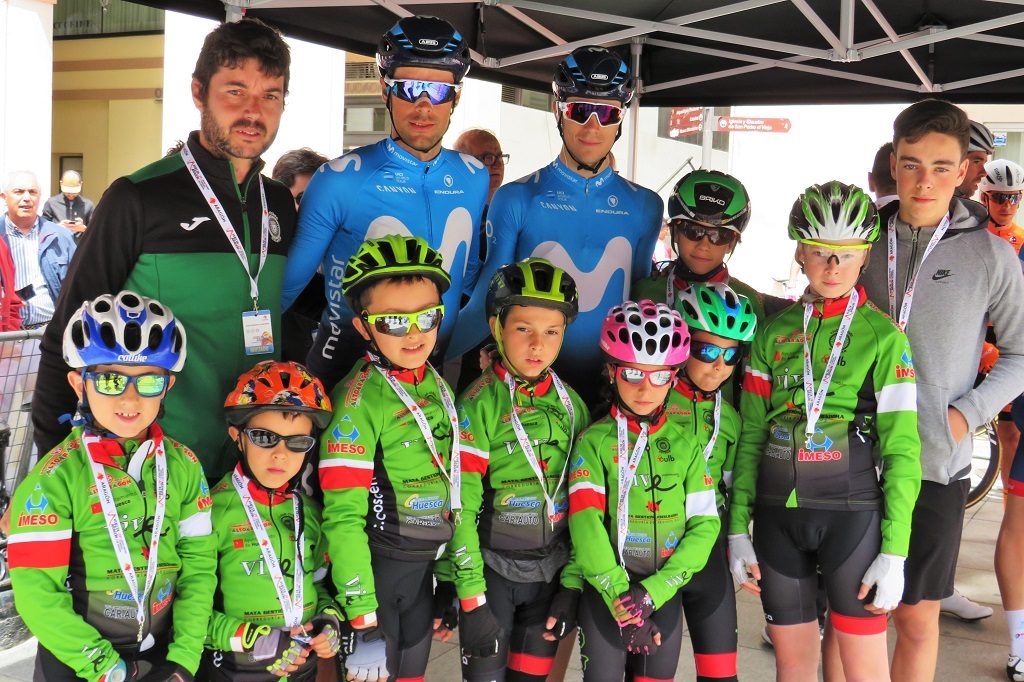 アルカス選手（後方左から2番目）とカストリーリョ選手（同左から3番目）は地元の自転車学校の子供たちと記念撮影。