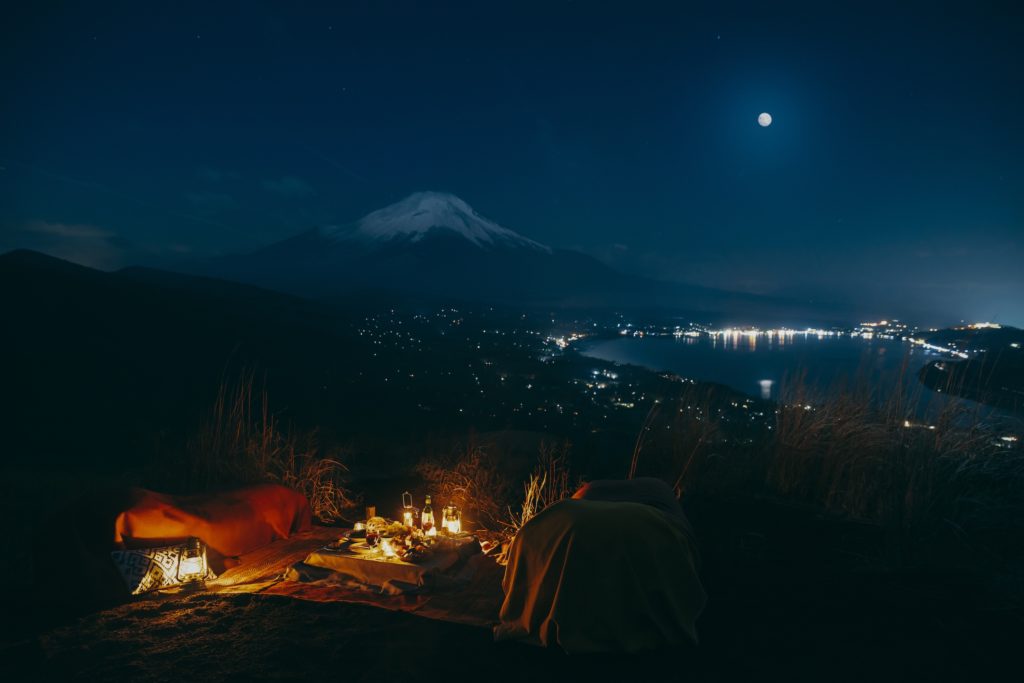 星のや富士 富士山の絶景を望むナイトピクニックを楽しむ 「富士ムーンライトトレッキング」を開催