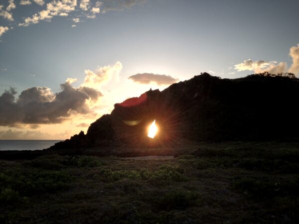久米島で「ダイヤモンド朝日」を見られるシーズンが到来 、1年で夏至の時期だけ見られる「ミーフガー」の絶景