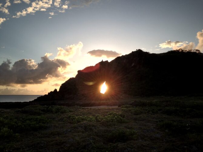 久米島で「ダイヤモンド朝日」を見られるシーズンが到来 、1年で夏至の時期だけ見られる「ミーフガー」の絶景