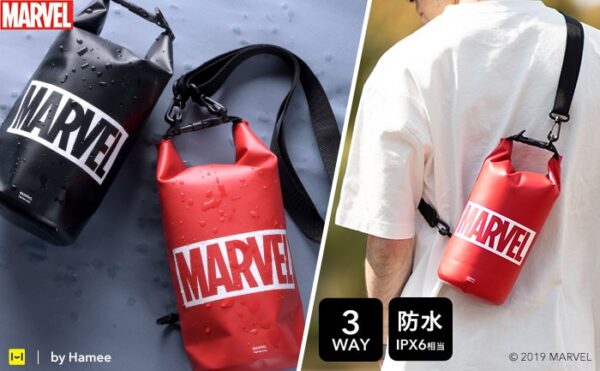 アウトドア、野外フェスに！500mlのペットボトルもすっぽり入る、「MARVEL」ロゴデザインの防水バッグが新登場