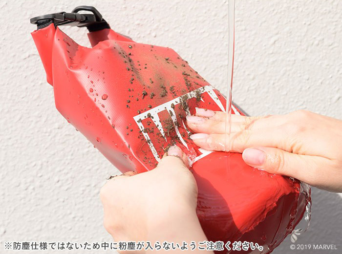 MARVEL ロゴデザインの防水バッグ