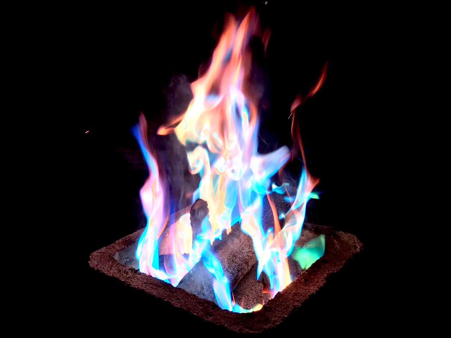 キャンプの焚き火 アートファイヤー