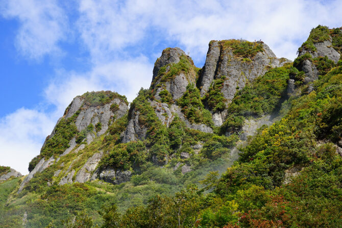 レベルに合わせた登山が楽しめる岩峰群「八海山」の登山ルートをご紹介