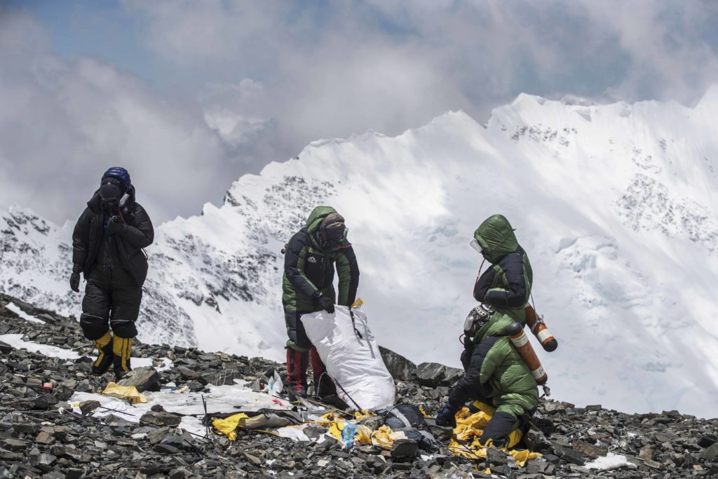 【PEAK OUTLOOKプロジェクト】スイスラグジュアリーブランド　バリーがエベレストの環境保全を目指した廃棄物回収活動をスタート