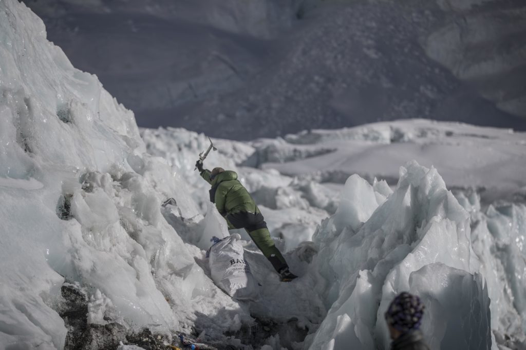【PEAK OUTLOOKプロジェクト】スイスラグジュアリーブランド　バリーがエベレストの環境保全を目指した廃棄物回収活動をスタート