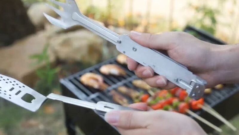 BBQに必要な4つの調理器具を1本にまとめたマルチツール「BBQ011A」