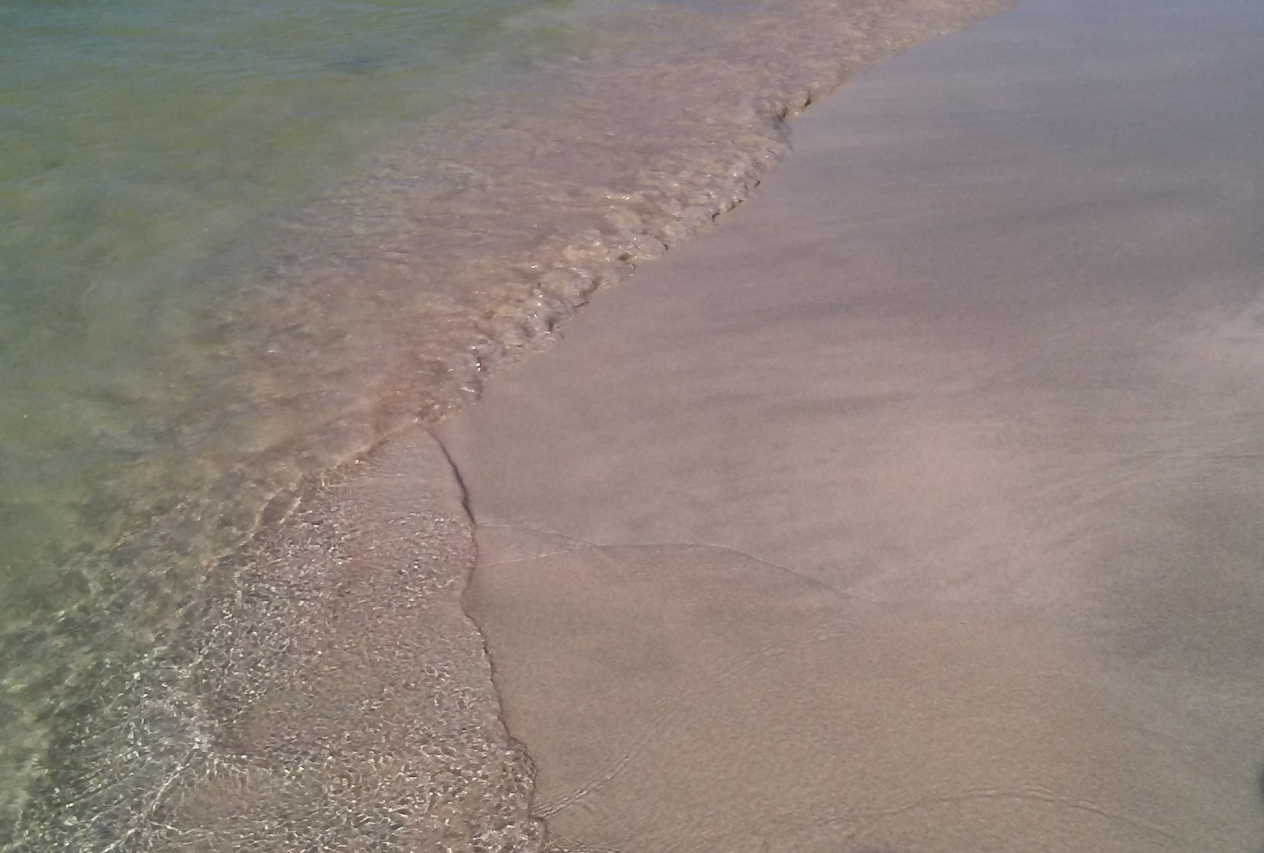 ピンク砂浜にグリーンの海 美しすぎるエラフォニシビーチ体験記 Greenfield グリーンフィールド アウトドア スポーツ