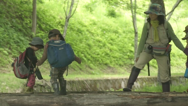 子供の生きる力を育む野外保育を体験できる！週末だけの森のようちえんが長野県・富士見町で開催