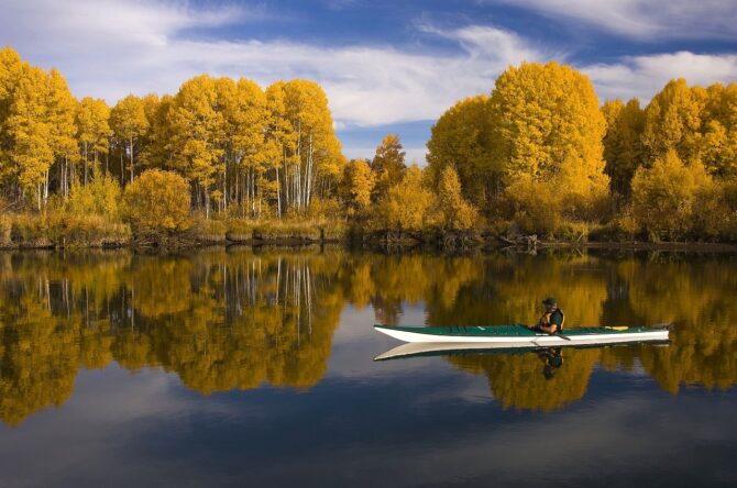 秋はカヤックで紅葉を楽しもう！全国のおすすめ紅葉スポット12選