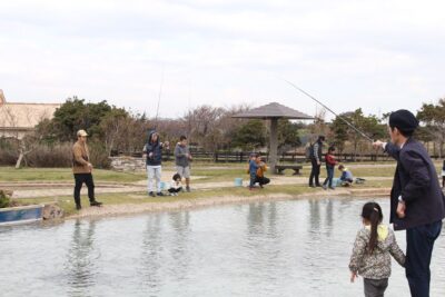 公園のじゃぶじゃぶ池が「ニジマス釣り」に変身！横須賀市長井海の手公園 ソレイユの丘