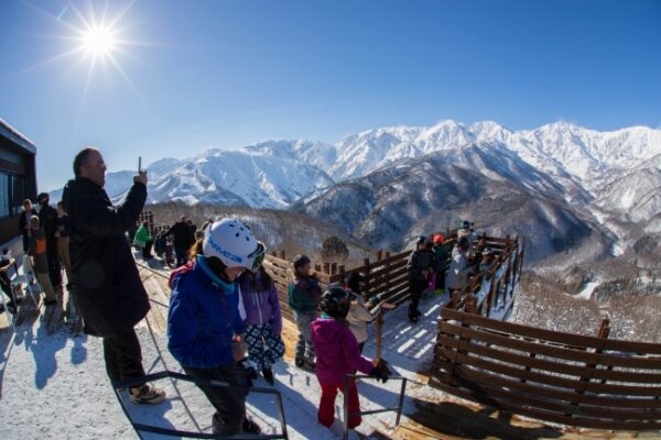 白馬岩岳スノーフィールド、白銀の北アルプスを一望できる絶景テラス「HAKUBA MOUNTAIN HARBOR」の冬季営業開始【360°パノラマ絶景を見渡せるスノーリゾート】