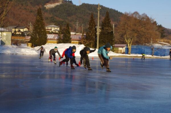 長野県茅野市の小学校で青空スケートリンク【見慣れた校庭が一変！青空スケートリンク体験】