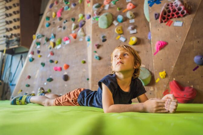 キッズもボルダリング！子どもに4つの力が身につくおすすめの習い事