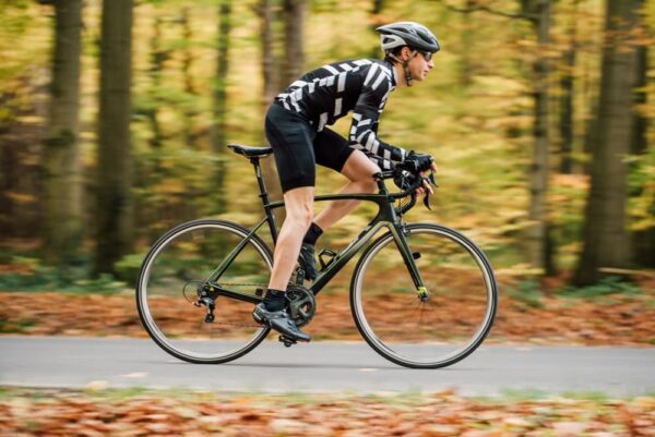 性能アップのカスタマイズ！ロードバイクの軽量化効果の高いパーツ