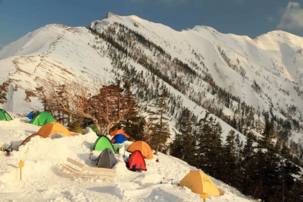 雪山でテント泊するにはどうしたら？おすすめのテントと注意点まとめ