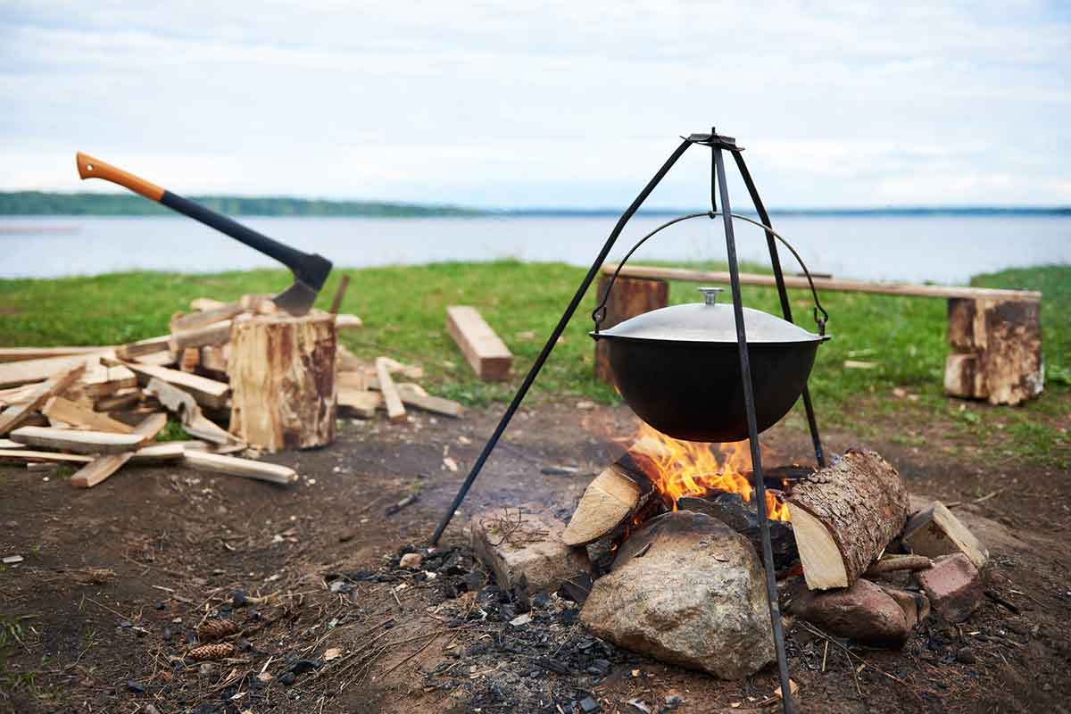 キャンプで焚き火をカッコよく楽しもう！おすすめの焚き火ハンガーをご紹介します | sotoshiru (ソトシル)