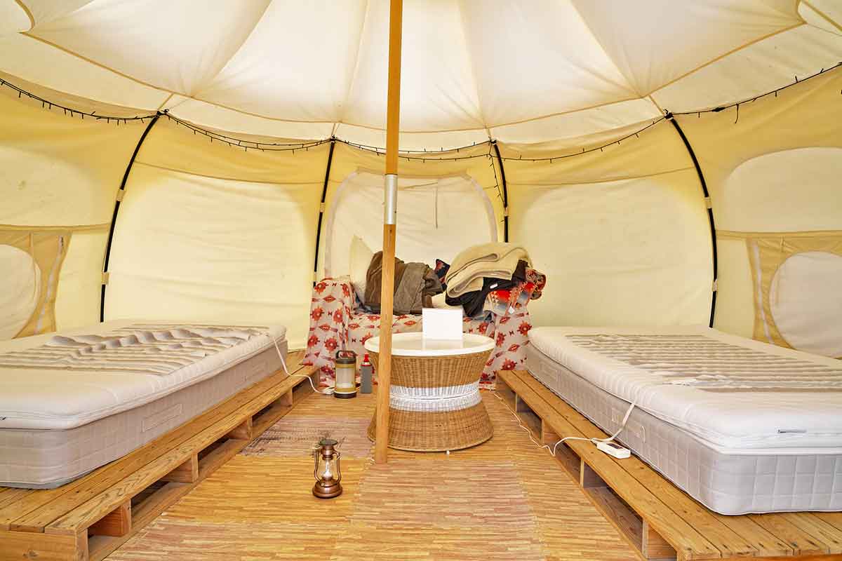 キャンプなのにホテルのような快適な寝心地を実現する「キャンプベッド 