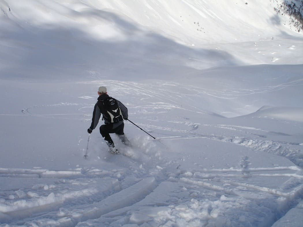 ファットスキーで新雪を滑る ファットスキーを選ぶポイントを紹介します Greenfield グリーンフィールド アウトドア スポーツ
