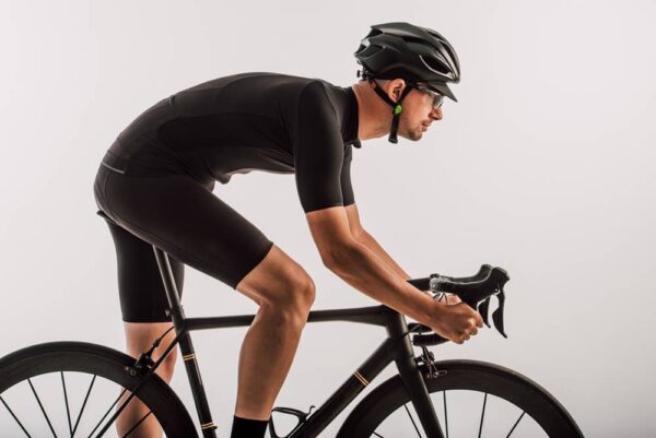 早急に対処を！初心者が陥りがちなロードバイクでの膝痛の原因と対処法