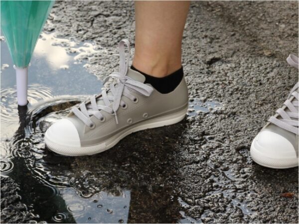 見た目はスニーカー、機能は長靴の「レインスニーカー」で雨でも自由を楽しむ