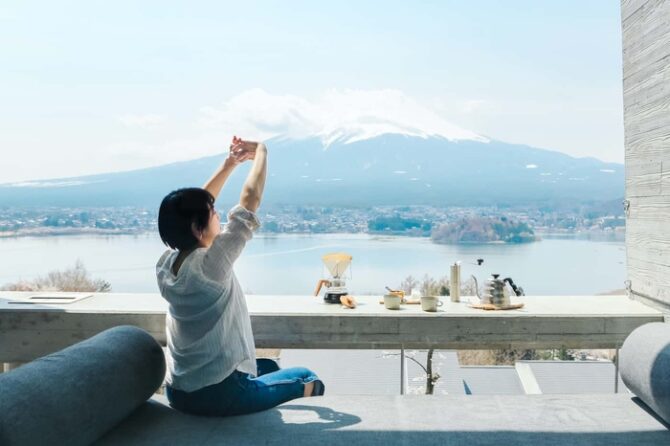 星のや富士のグランピングリゾートでキャンプの醍醐味を味わう「富士山を眺め、森でリフレッシュするグランピングステイ」