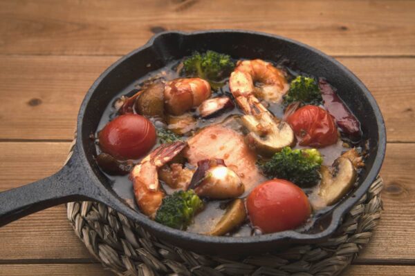 キャンプ飯をおいしく！おうちやアウトドアで楽しむスキレットレシピ
