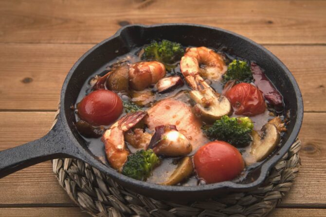 キャンプ飯をおいしく！おうちやアウトドアで楽しむスキレットレシピ