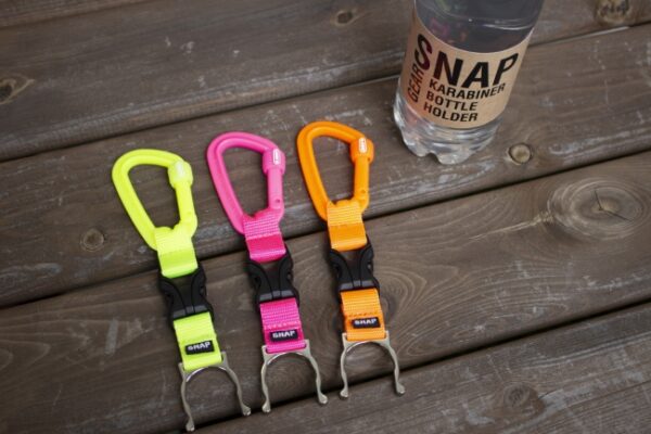 アウトドア・ウォーキングで欲しかった！SNAP GEARからカラビナ・ペットボトルホルダーSのネオンカラー登場