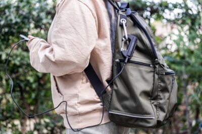 アウトドア派が求めていたモバイルバッテリー「Carabiner Battery」