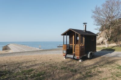 長崎鼻ビーチリゾート、海に飛び込む「アウトドアサウナ」サービスの提供開始