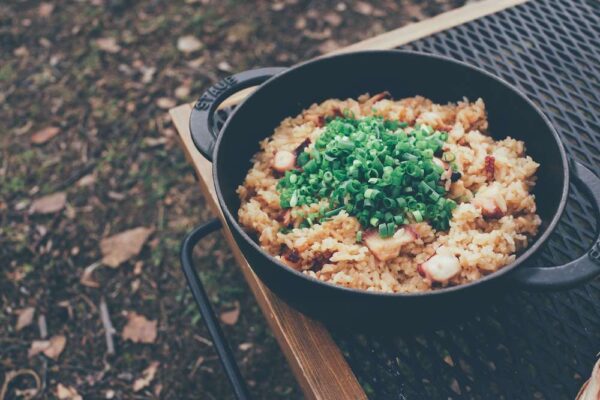 絶対にキャンプで食べたい！北海道の米農家が提案するキャンプご飯「賀集 野営米」誕生