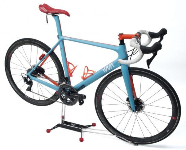 高機能スタンド「iWA1」はスポーツバイクのディスプレイとメンテナンスが可能！