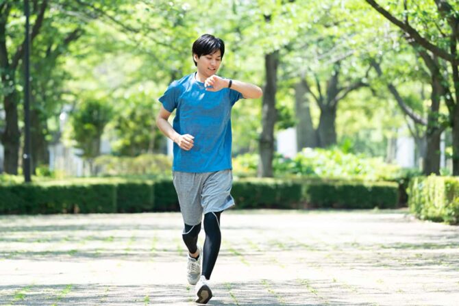 夏のメンズランニングウェアは快適さ・走りやすさが大切！選び方やおすすめも