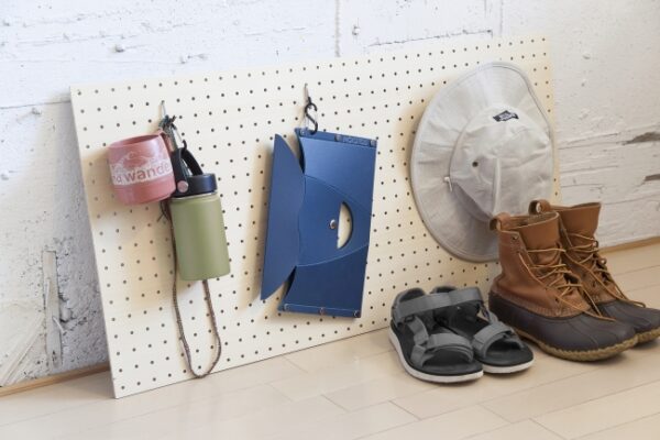 ワンタッチで組み立て可能な折りたたみイス「PATATTOμ」がカラビナ付きで登場