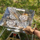LOGOSの「炭火サンマ焼き器」は焼き網に焦げ付かず、きれいにサンマが焼ける！